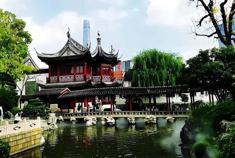 4-Hour Best Shanghai Private City Tour with Your Choice - Yu Garden: a quiet 500-year pause with dragon wall and pond views