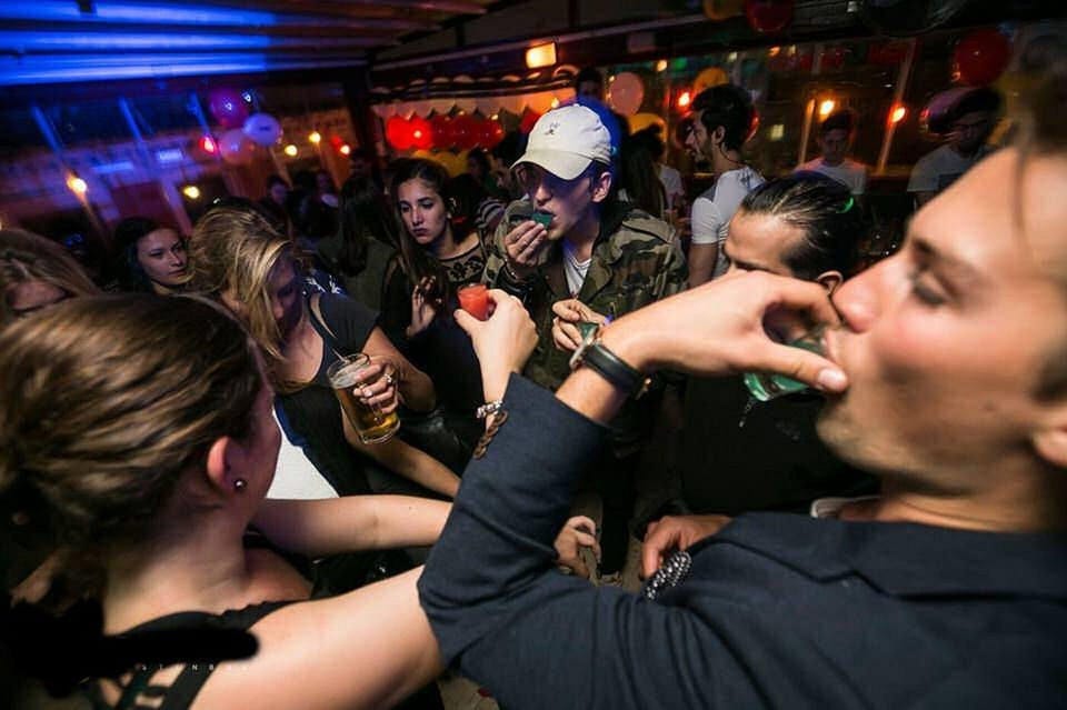 4-Hour Shanghai Pub Crawl (bars & nightclub hopping) - Stop 1: Side Bar and your first free shot