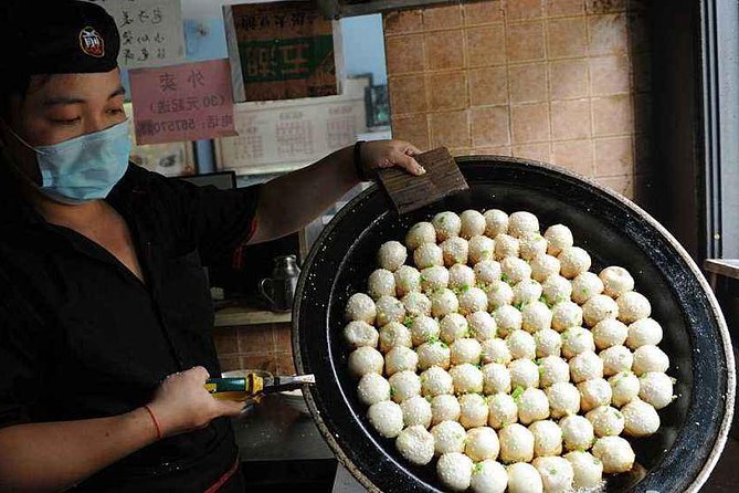 Authentic Local Food Tour in Central Shanghai - The meal pacing: tea resets, walking time, and why it matters