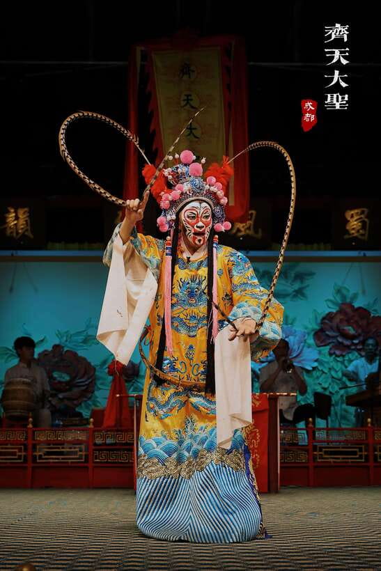 Chengdu Sichuan Opera Show Ticket - Shu Feng Ya Yun - Costume dressing: trying a Sichuan look without needing makeup or photos