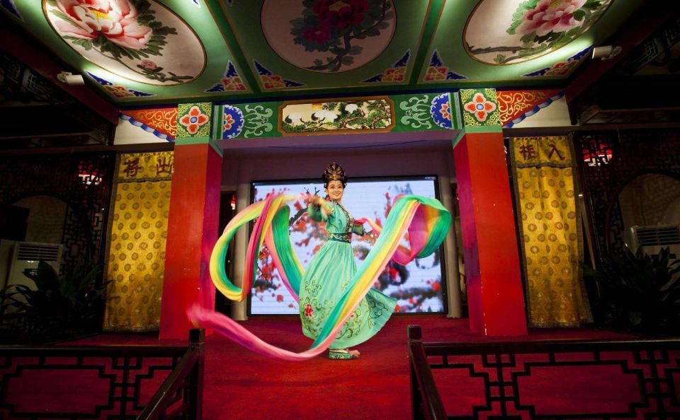 Chengdu: Sichuan Opera Shu Feng Yan Yun Evening Show Ticket - Tea, snacks, and the no-dinner reality