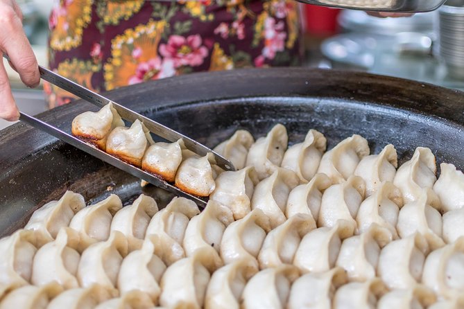 Eat Like a Local: Street Breakfast Tour in Shanghai - Xiangyang Park at breakfast: tai chi and water calligraphy first