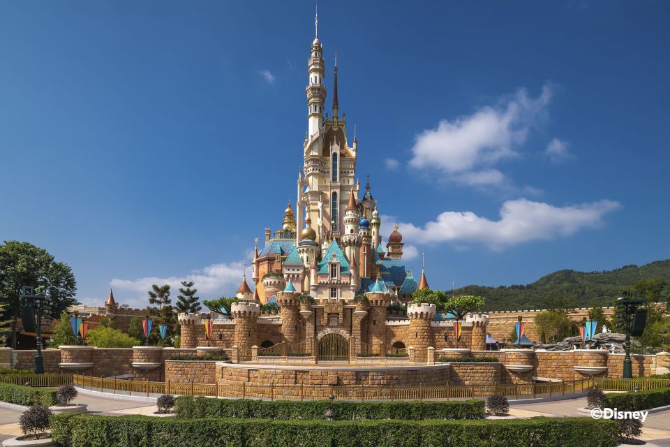 Hong Kong Disneyland Park Tickets - Friendtastic! Parade: The Big, Energetic Middle of the Day