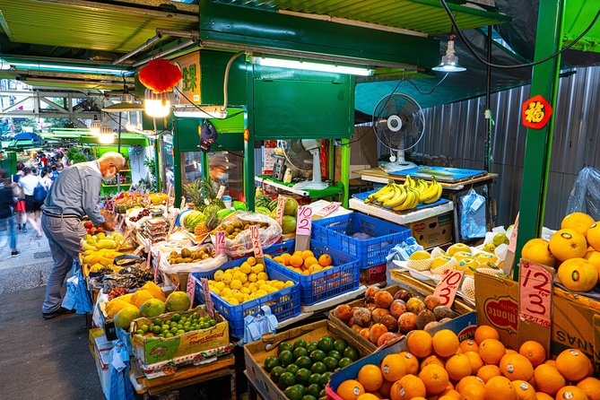 Hong Kong Food Tour: Central and Sheung Wan Districts - The tour’s street-smart start: Queen’s Road Central and the escalator stop