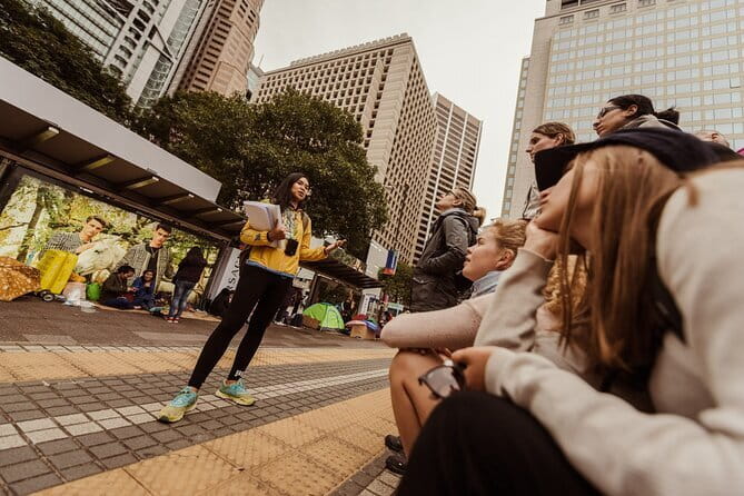 Introduction to Hong Kong: Central Tip Based Walking Tour - Hong Kong Central as your open-air classroom