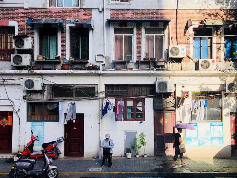 Shanghai Highlights Walking Tour With A Real Local - Peace Hotel, Customs House (Big Ben), and old banking faces