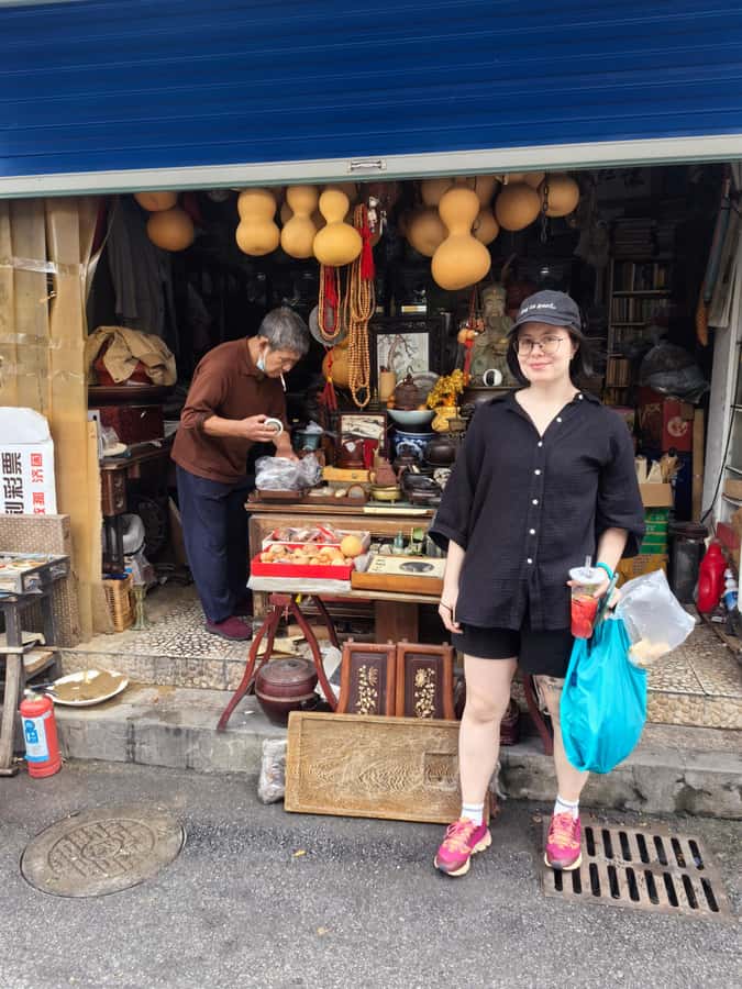 Shanghai Must-See and Foodie Test Bike Tour( Day & Night) - From Che Zhan South Road to the old city mood