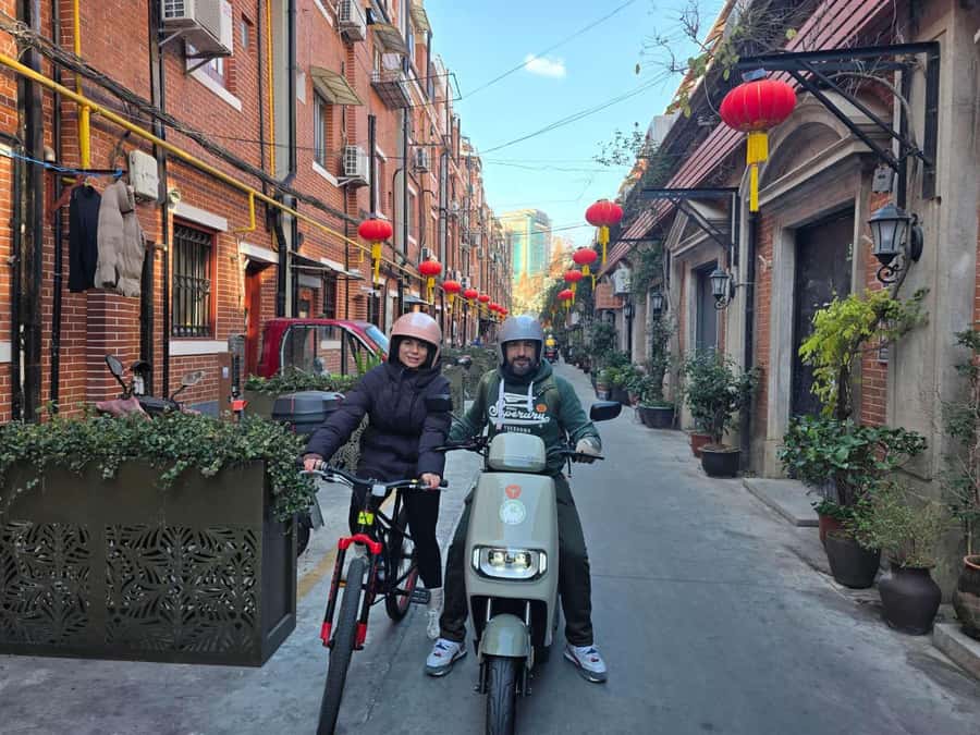 Shanghai Must-See and Foodie Test Bike Tour( Day & Night) - The Bund skyline viewpoint, timed by motion