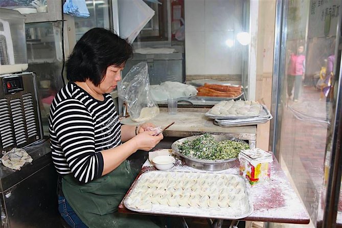 Small Group Kowloon Michelin Rated Street Food and Culture Tour - Small-Group Reality: What Max 8 Changes