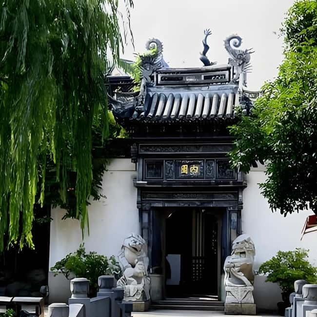 Yu Garden, Old Street, Bund & Zhujiajiao Water Town Bus Tour - Bus Ride to Zhujiajiao: The 1-Hour Transition You’ll Feel